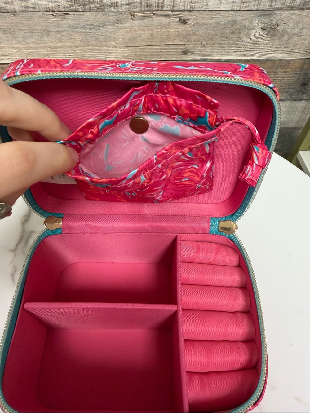 Lilly Pulitzer Nylon Cosmetic Train case w/ Floral Pattern - Picture 8 of 8